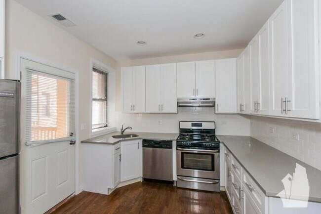 Building Photo - 3 bedroom in Chicago IL 60640