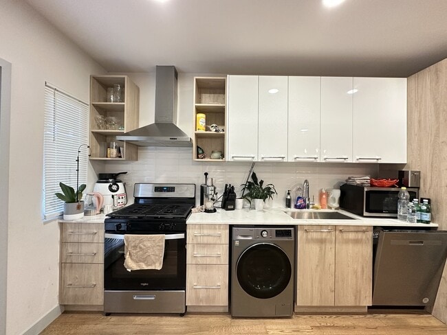 Building Photo - 2437 W Walton St