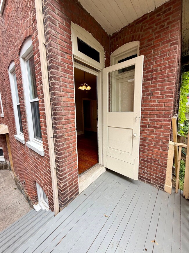 Building Photo - 139 College Ave