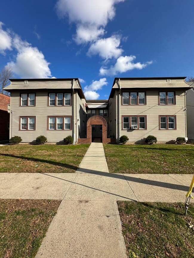 Building Photo - 59 Hine St