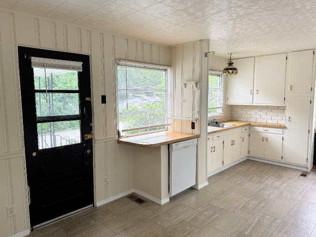 Building Photo - 465 East Dr