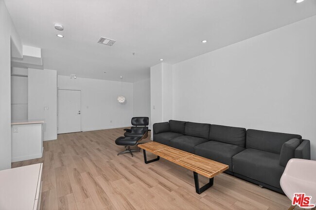 Foto del edificio - 360 W Ave 26