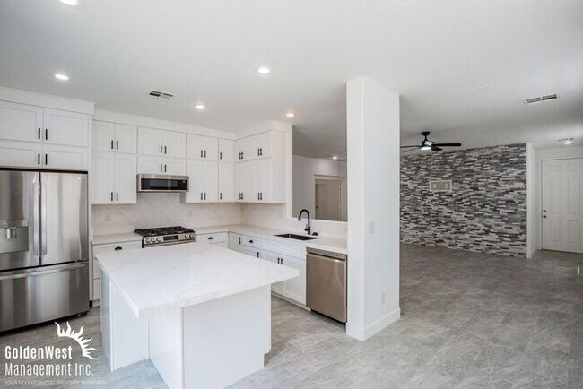 Foto del edificio - Beautifully Updated 3Bdm 2Ba Home with Modern Kitchen and Private Backyard