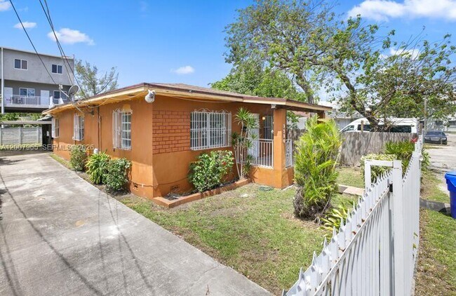 Foto del edificio - 3720 NW 20th Ct