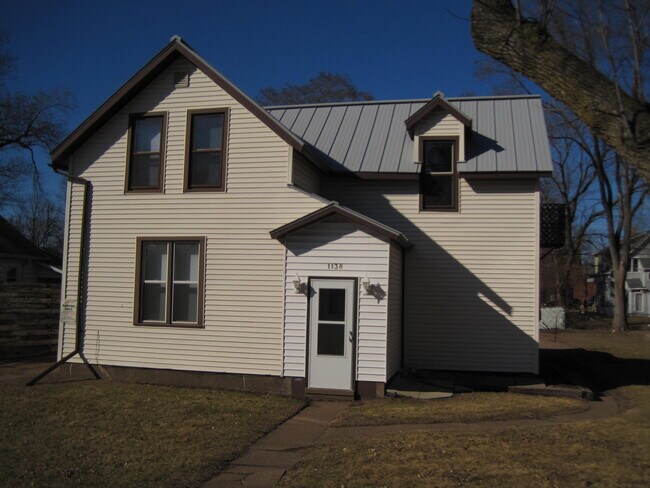 Building Photo - 1138 E Madison St