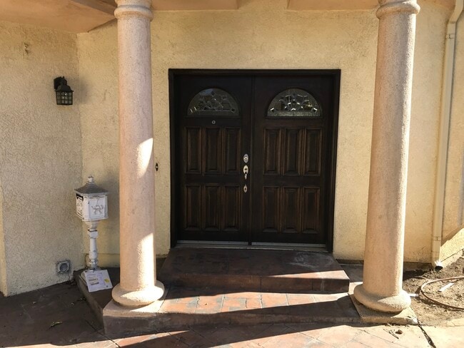 double front doors - 1304 Mackay Ln