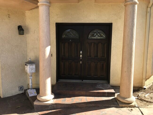 puertas de entrada dobles - 1304 Mackay Ln