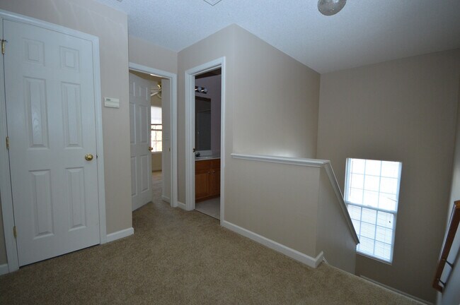 Foto del edificio - 111 Caley Rd