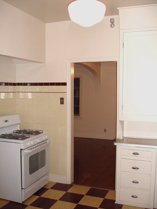 Fotografía del edificio - 2151 Beachwood Terrace