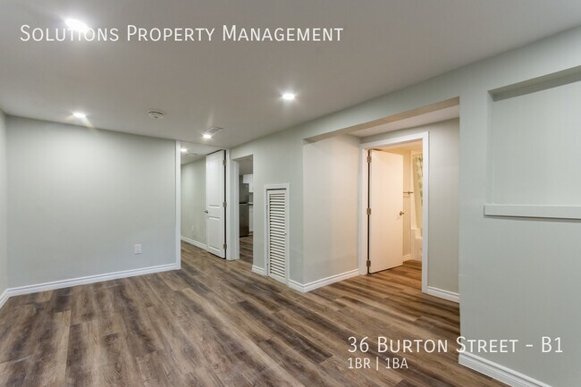 Photo du bâtiment - **Spacious Basement Unit w/ Lots of Storage!**