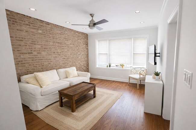 Building Photo - 2467 N Clark St