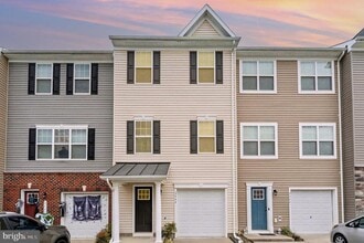 Building Photo - 2444 Drake Ln