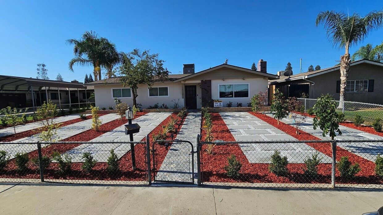 Foto principal - 3 Bd 2 BA Central Bakersfield