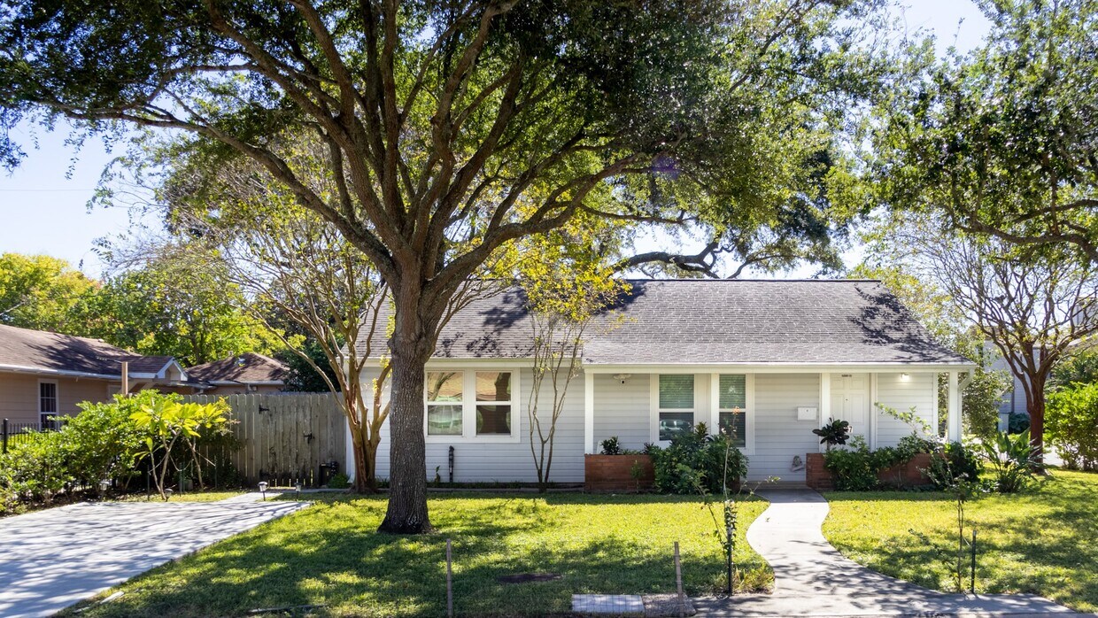 Primary Photo - 127 Pompano Ave