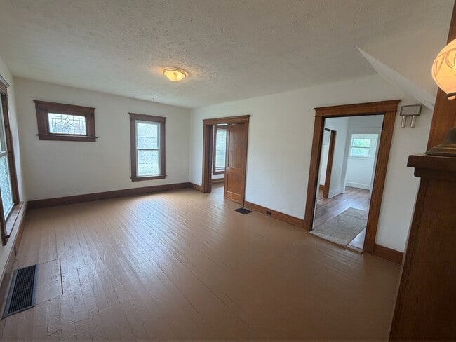 Building Photo - 316 Bonnie Brae Ave SE