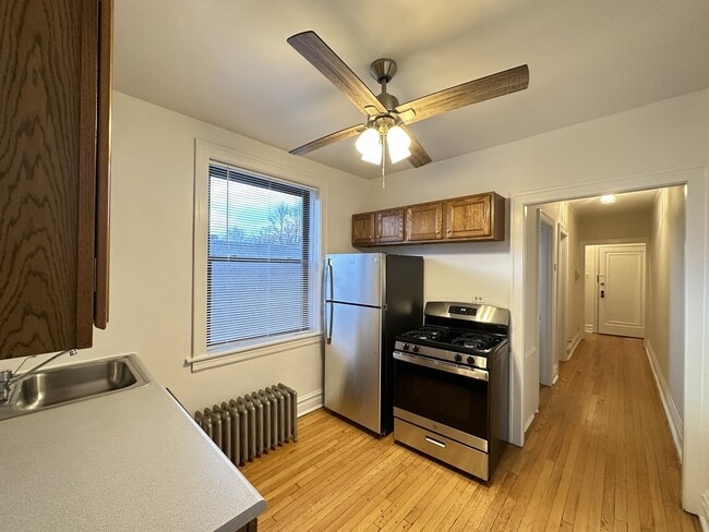 Building Photo - 1913 W Larchmont Ave