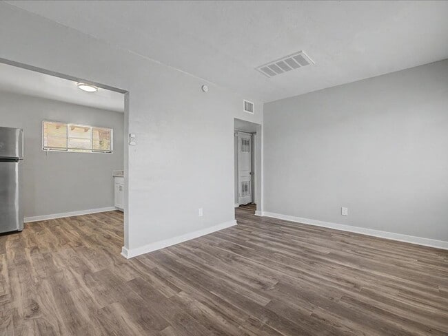 Building Photo - 2116 N Forgeus Ave