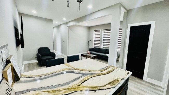 Foto del edificio - 1863 S Karlov Ave