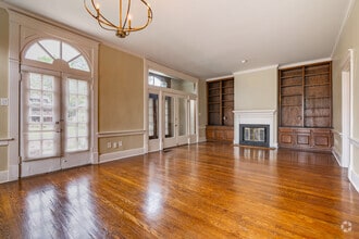 Interior Photo - 200 Stonewall St