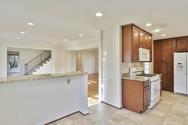 Building Photo - "Coming Soon" Stunning 4 bed, 4.5 baths, N...