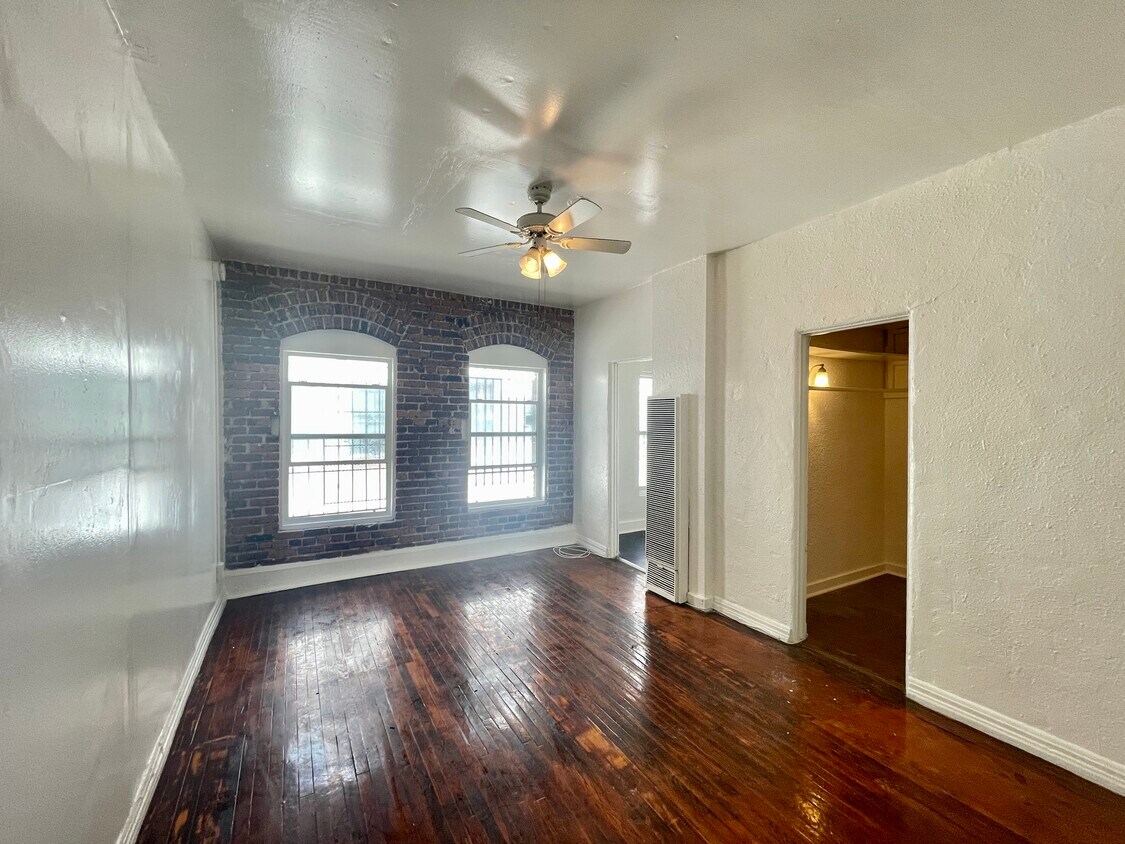 Primary Photo - 726 N Van Ness Ave