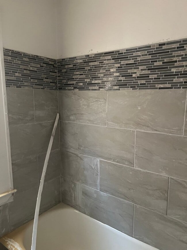 Building Photo - 2 bedroom/ 1 bathroom unit!