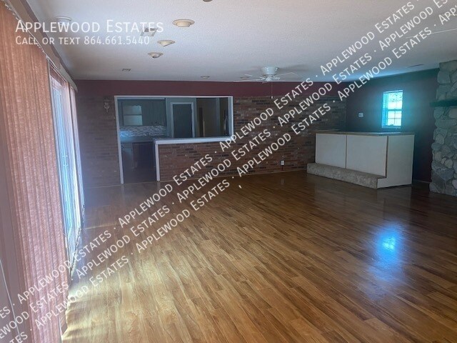 Foto del edificio - 384 Stallion Rd