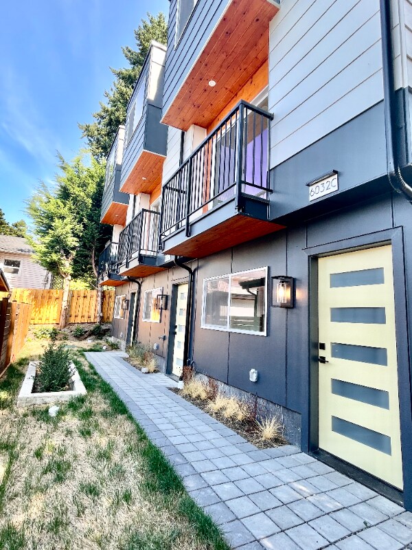 Foto principal - 6032 42nd Ave SW
