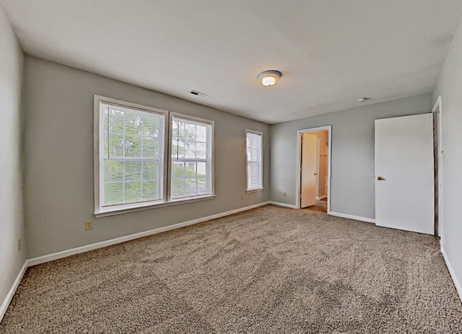 Building Photo - 905 Littleton Dr