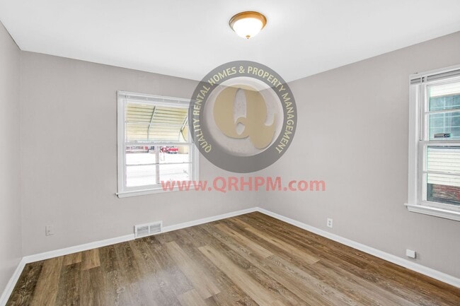 Building Photo - 2 bedroom, 1 bath Cape Cod home with a 1 c...