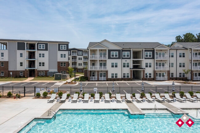 Building Photo - The Summit Hendersonville