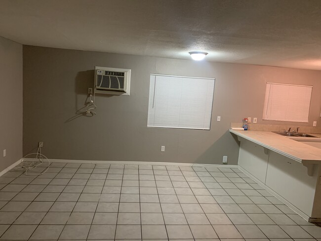 Building Photo - 220 N Hargrave St