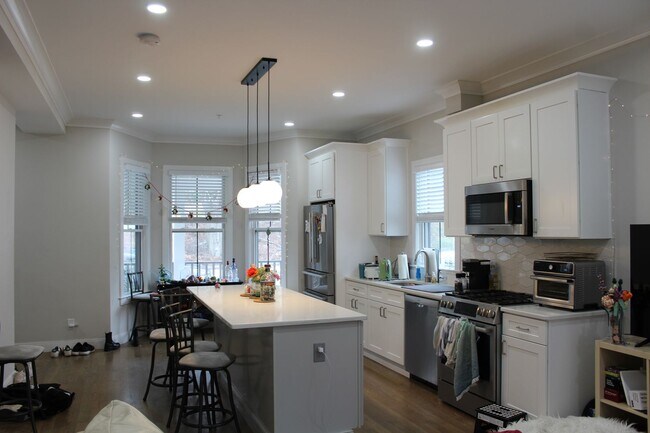 Foto del edificio - GORGEOUS 5 BED/2 BATH BY B.C. ~ CENTRAL AIR, IN-UNIT LAUNDRY, RENOVATED!!!