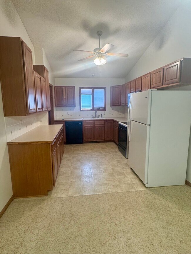 Building Photo - 55+ Community - 2 bed, 2 bath Townhouse in...