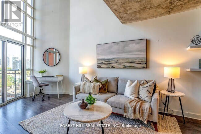 Building Photo - 255 Richmond St E