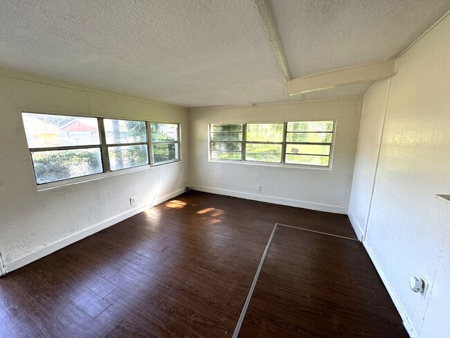 Building Photo - Lakeland 3 Bedroom 1 Bath Home! NO APPLICA...