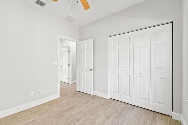 Building Photo - 910 4th St