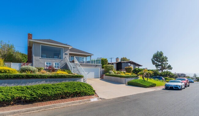 Building Photo - 426 Vía La Selva