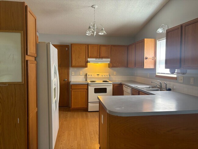 Building Photo - Spacious 4 Bed 3 Bath Home