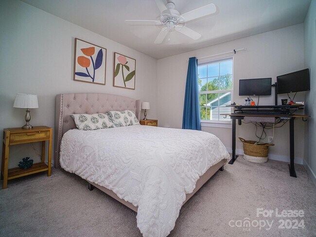 Foto del edificio - 7060 Kenyon Dr