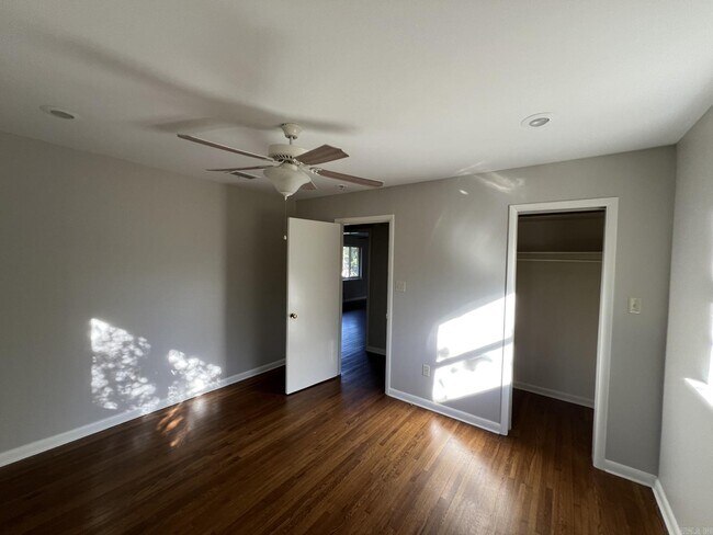 Building Photo - 221 Greencrest Dr