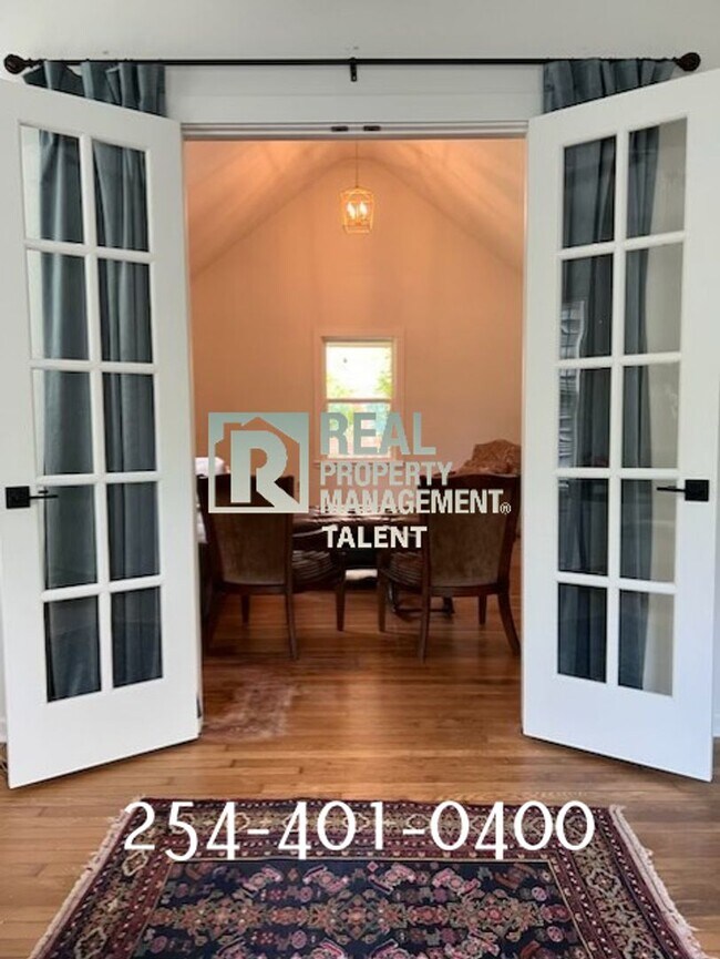 Foto del edificio - This charming bungalow-style 3BR/2BA (plus...