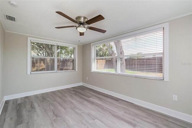 Foto del edificio - 12906 Kings Manor Ave