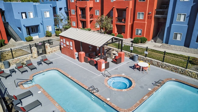 Vistas aéreas del jacuzzi, la piscina y los asientos junto a la piscina. - Casa Bandera