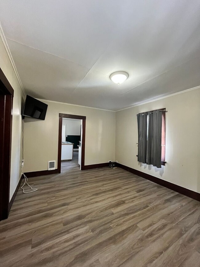 Building Photo - 2 bedroom, 1 bath house located in Mullan,...