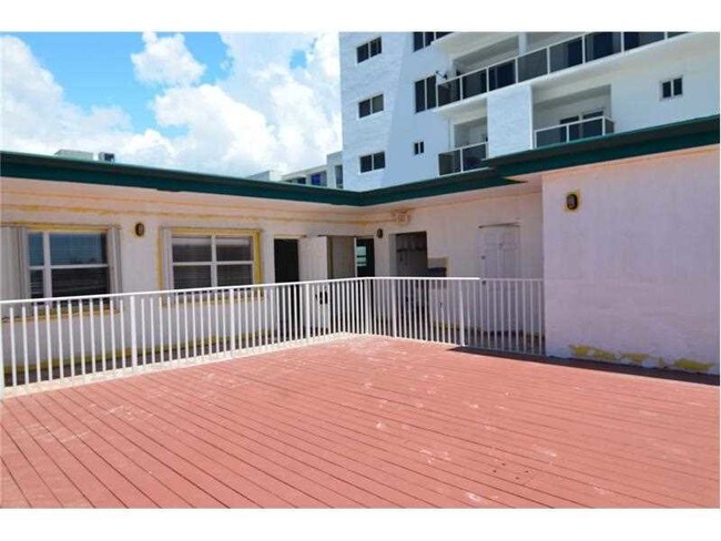 Building Photo - 707 N Surf Rd