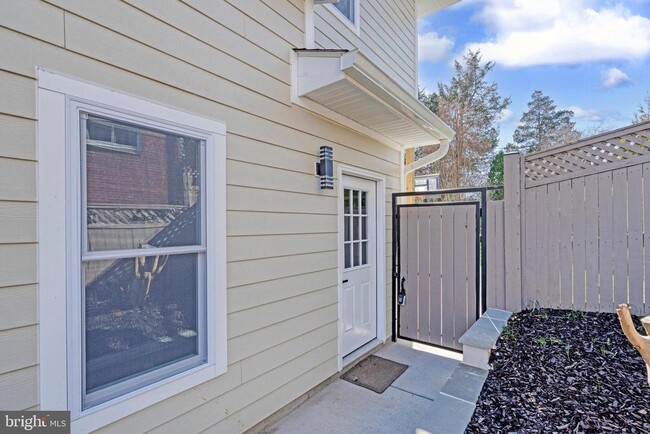 Foto del edificio - 10237 Stratford Ave