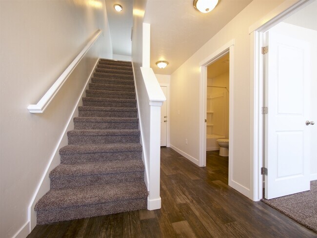 Building Photo - Newer 4 Bd 3 Ba Townhouse in Bluffdale