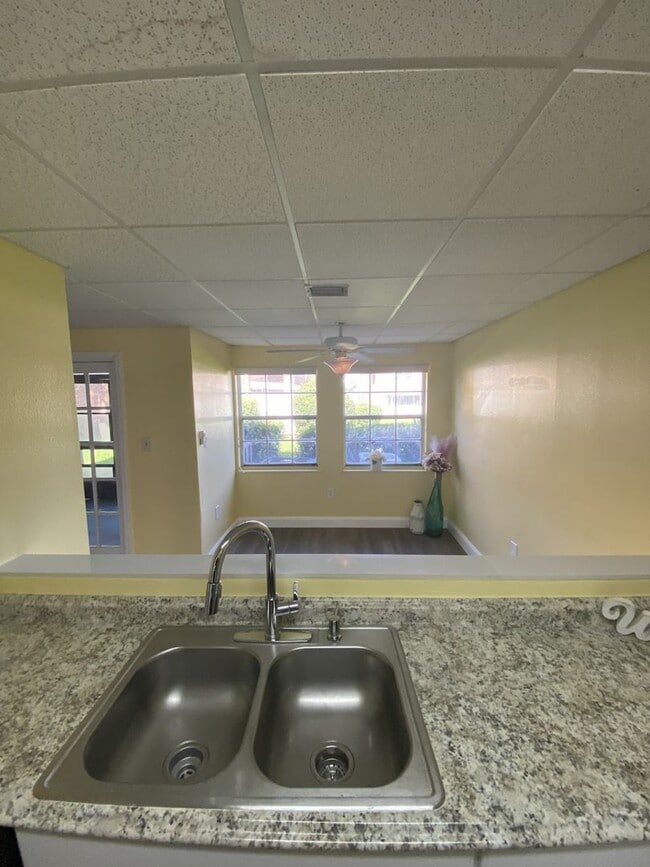 Building Photo - Large 2 bedroom 2 bath Condo