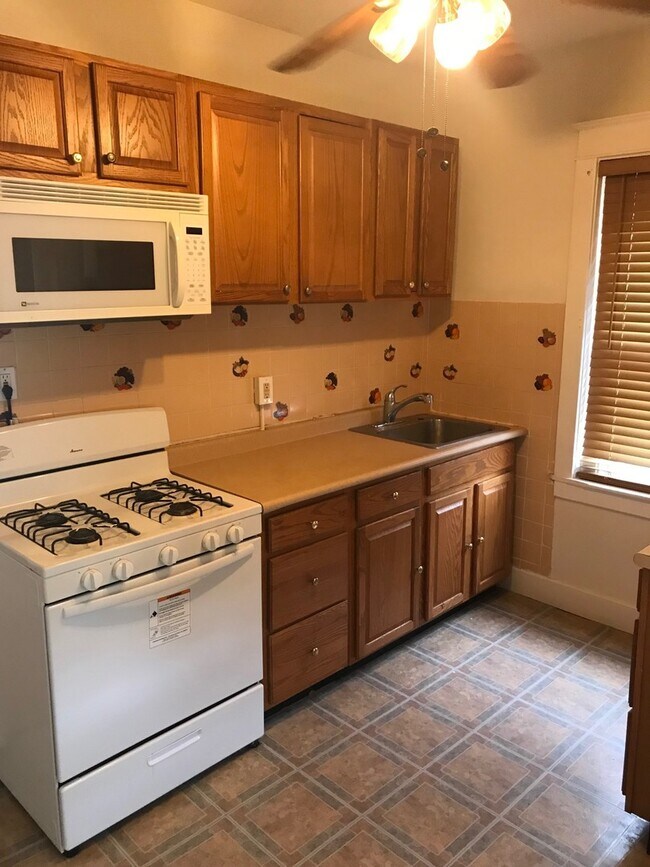 Building Photo - 3 Bed / 2 Full Bath Freshly Restored House...
